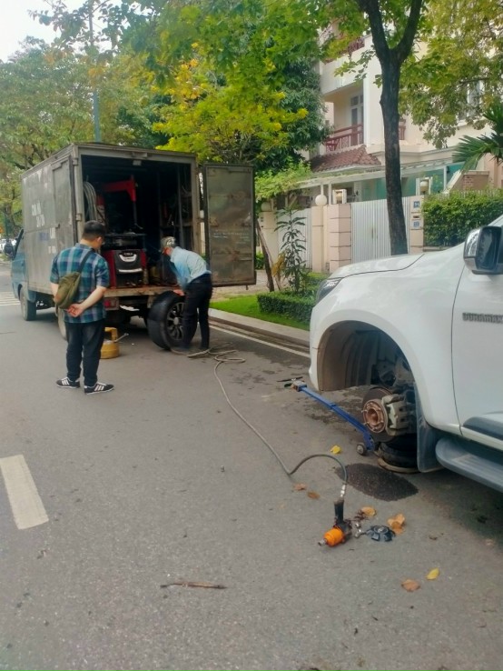 Cứu hộ lốp ô tô gần nhất 24h