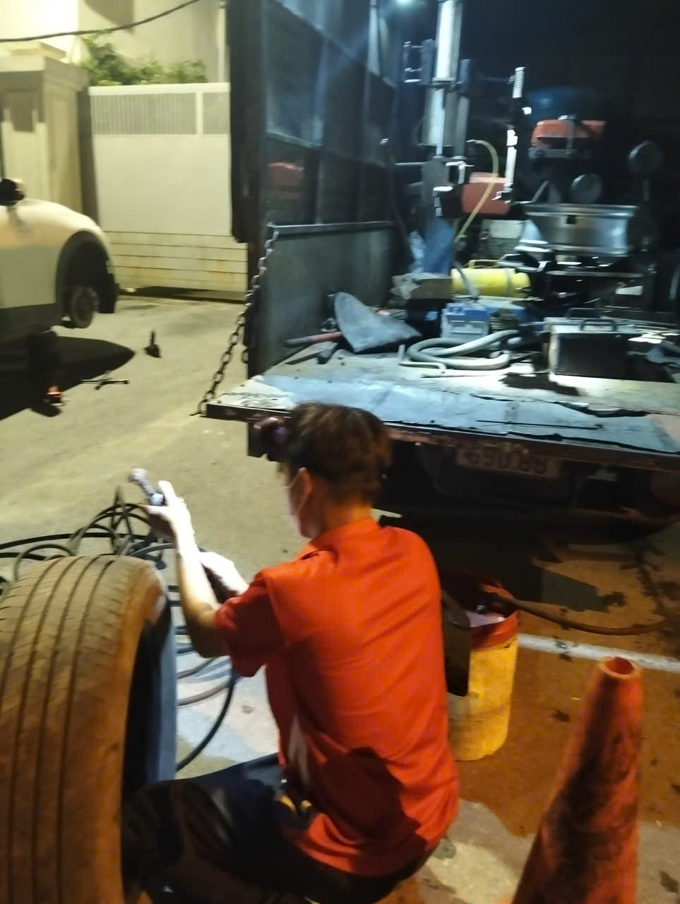 Cứu hộ lốp Hà Nội – Dịch vụ vá lốp xe ô tô 24h- 098.168.5356