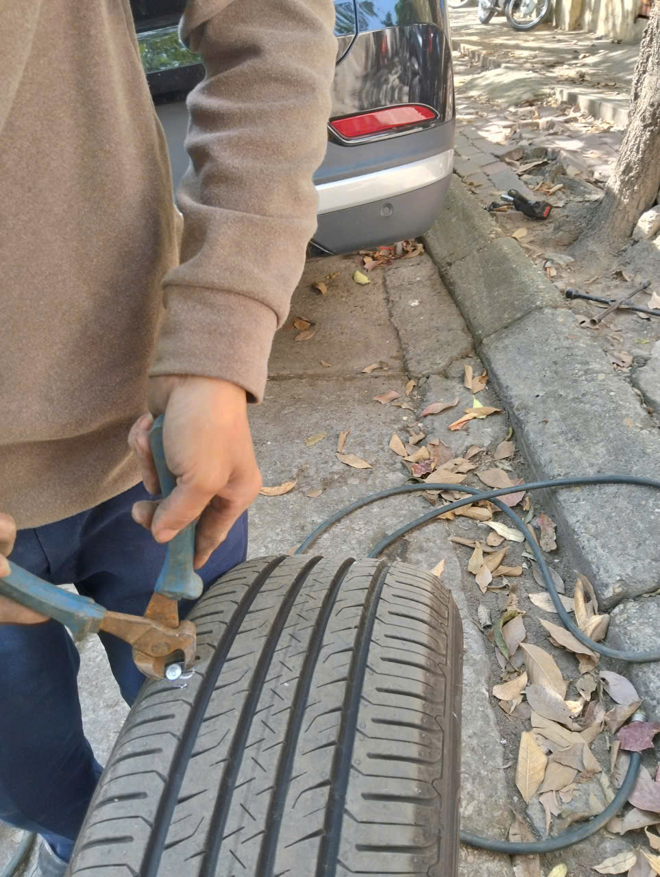 Cứu hộ lốp ô tô giá rẻ tại Hà Nội- Gọi ngay 0363336980