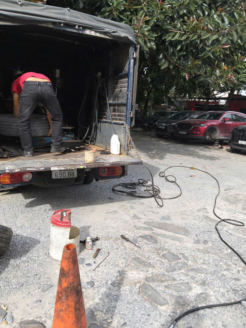 Cứu hộ lốp xe tải tại Hà Nội- vá lốp xe tải 24h- 036.333.6980