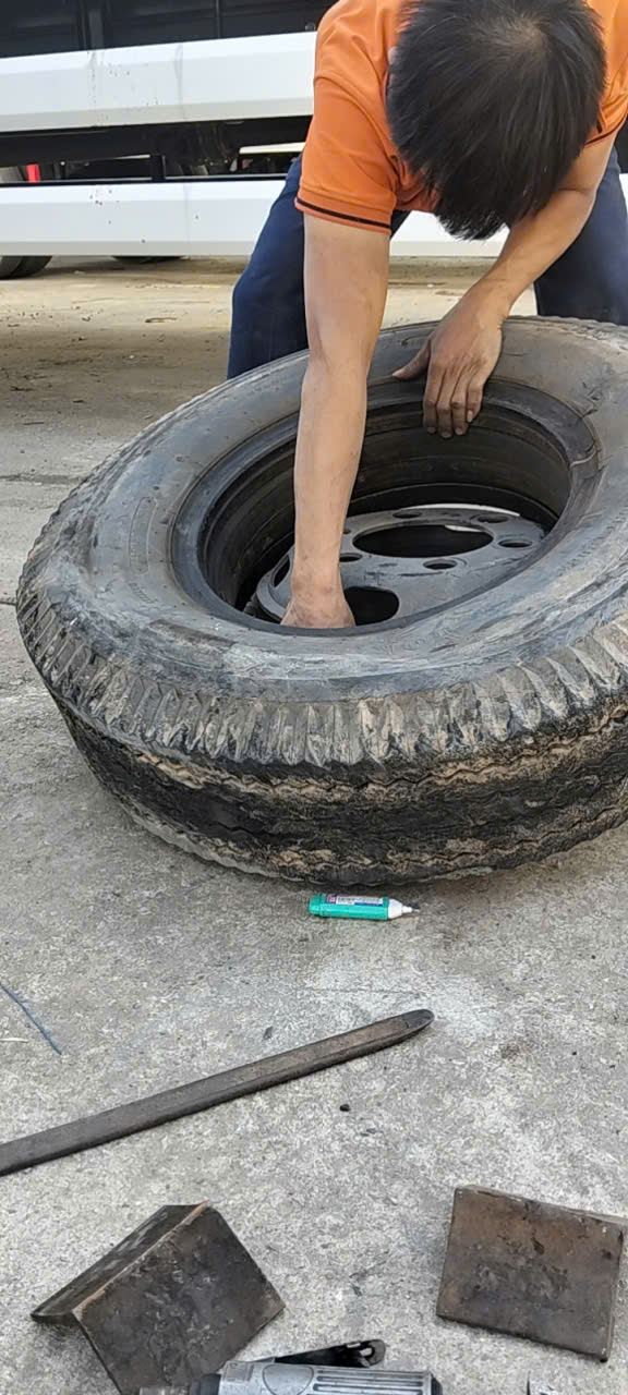 Dịch vụ cứu hộ lốp xe tải hà nội- vá lốp xe tải- 036.333.6980