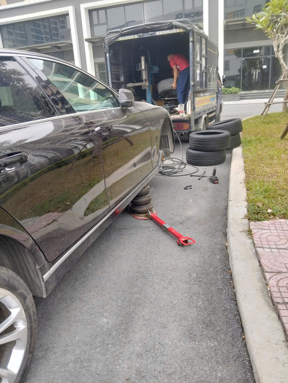 Giới thiệu về dịch vụ Vá lốp ô tô lưu động Thanh Trì