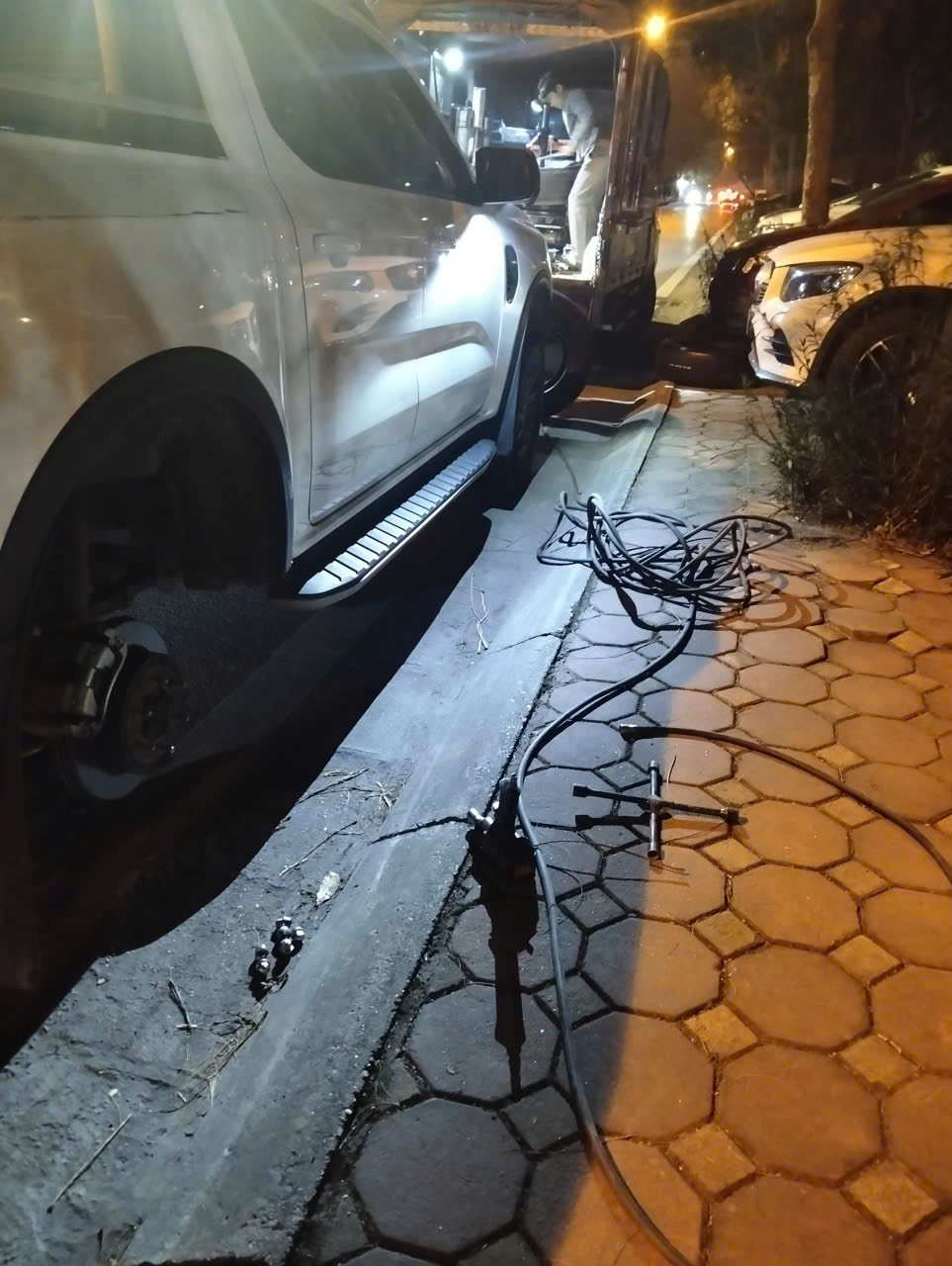 Cứu hộ lốp Nguyễn Xiển – Dịch vụ vá lốp xe ô tô – 036.333.6980