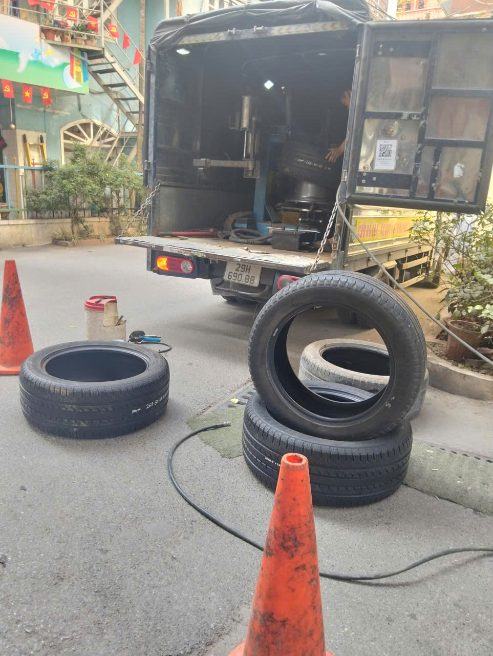 Địa điểm vá lốp ô tô hà nội- vá lốp xe ô tô lưu động 24h- 036.333.6980