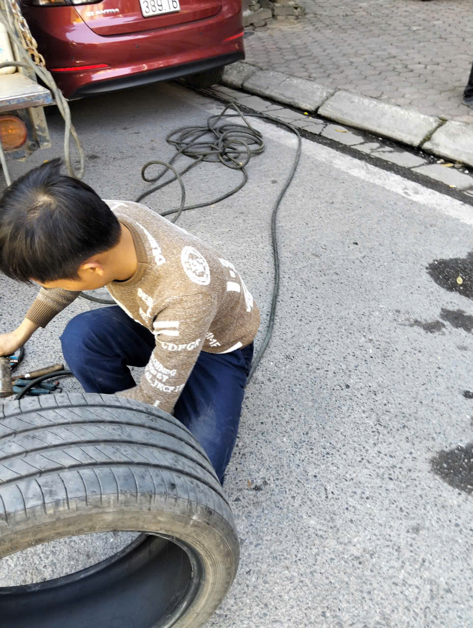 Cứu hộ lốp Phạm Văn Đồng chuyên nghiệp- 036.333.6980