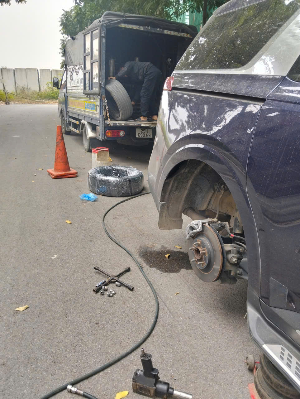 Cứu hộ lốp xe hơi chuyên nghiệp tại Hà Nội- 036.333.6980