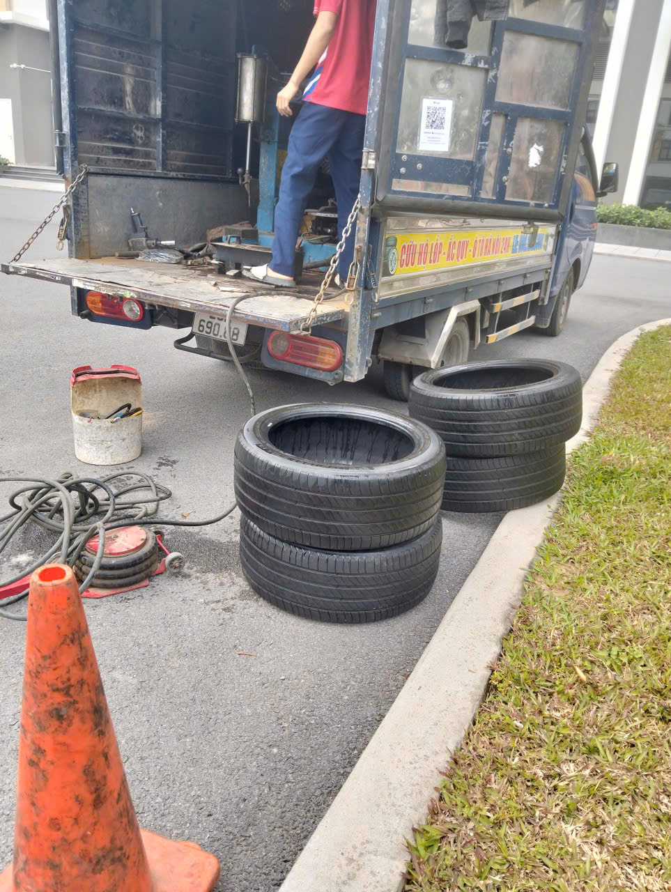 Dịch vụ vá xe lưu động Thanh Xuân- Vá lốp 24h- 036.333.6980