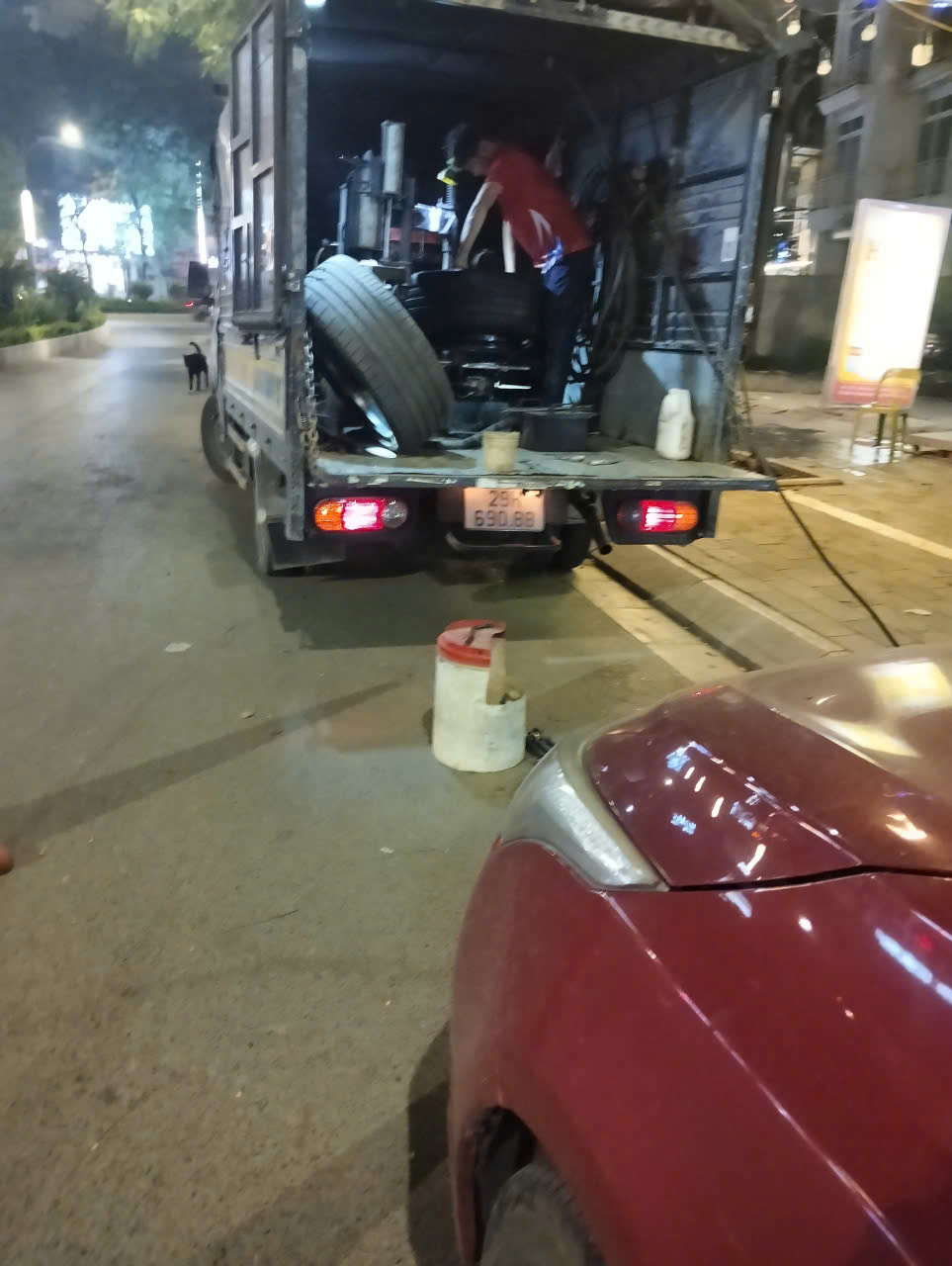 Vá lốp ô tô Võ Chí Công Hà Nội- Cứu hộ vá lốp 24H- 0363336980