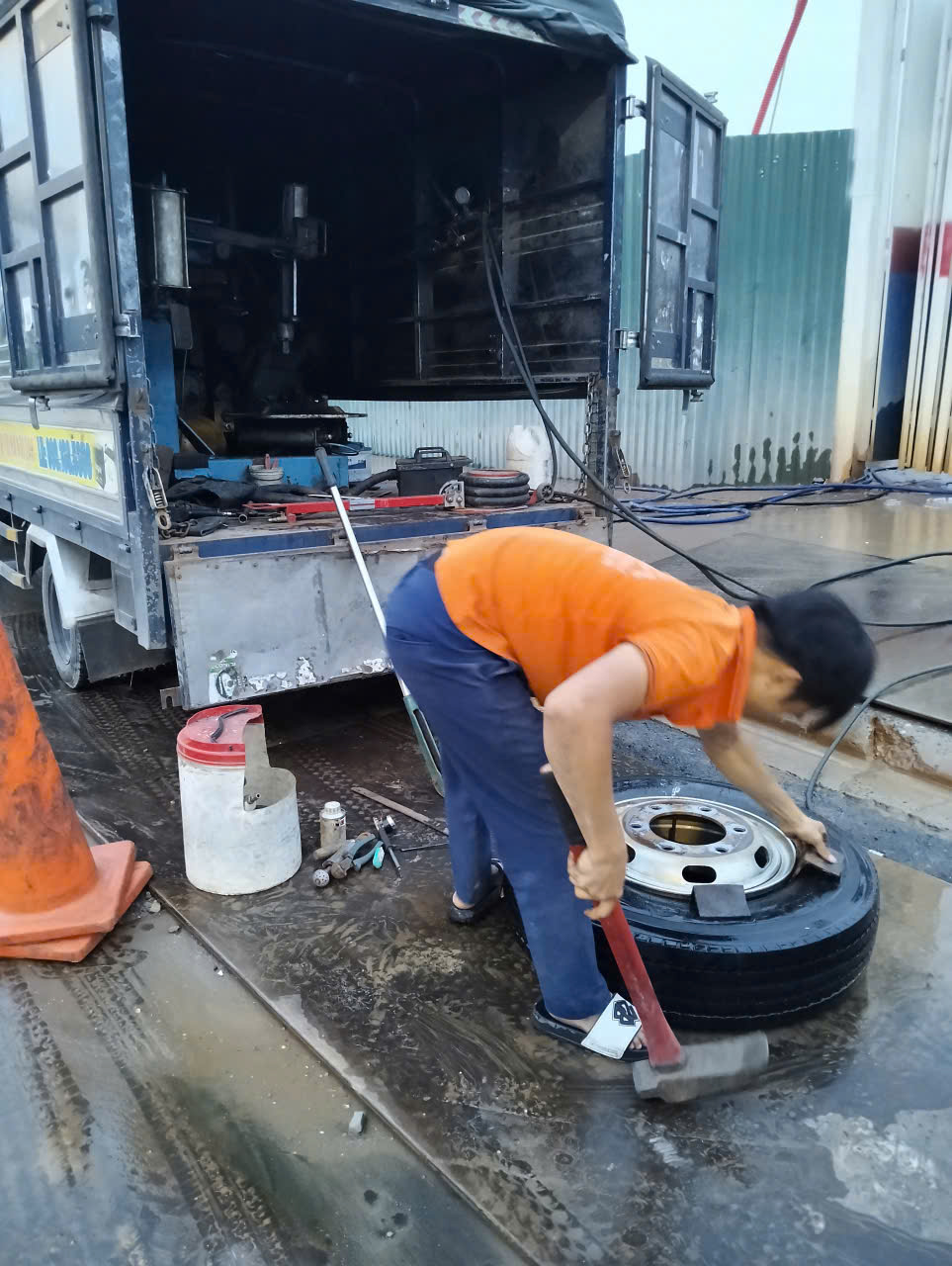 Vá xe lưu động Đống Đa 24h- vá lốp ô tô tại chỗ- 036.333.6980