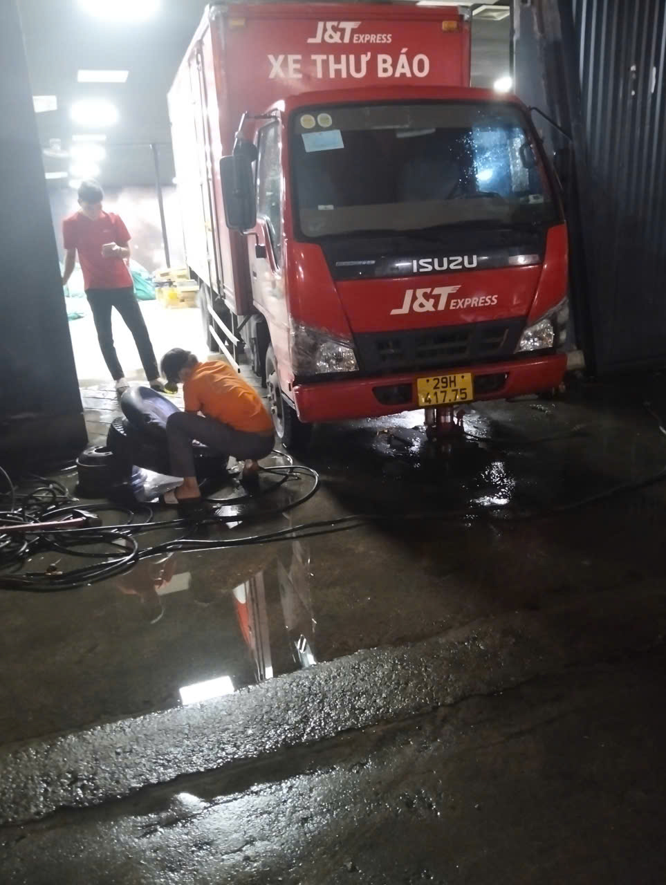 Dịch vụ cứu hộ lốp xe tải hà nội- vá lốp ô tô 24H- 036.333.6980