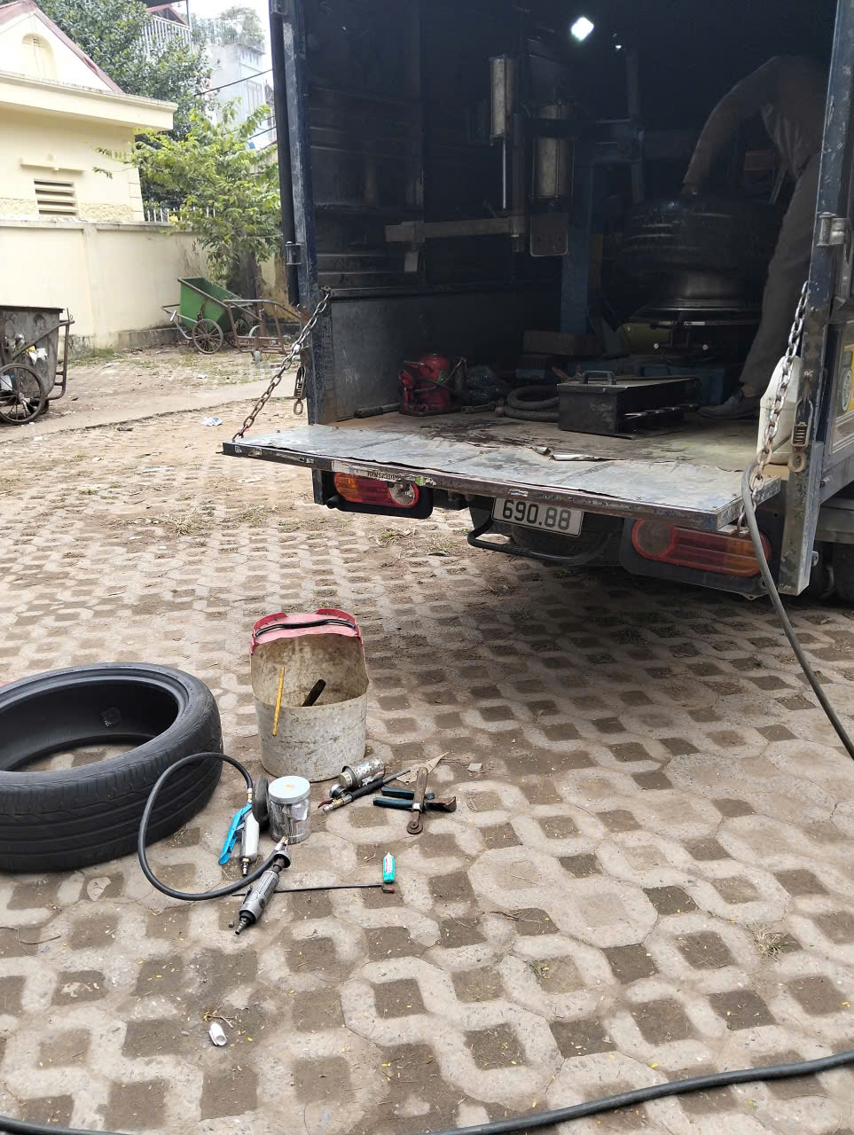Dịch vụ cứu hộ lốp ô tô Mỹ Đình – Hà Nội