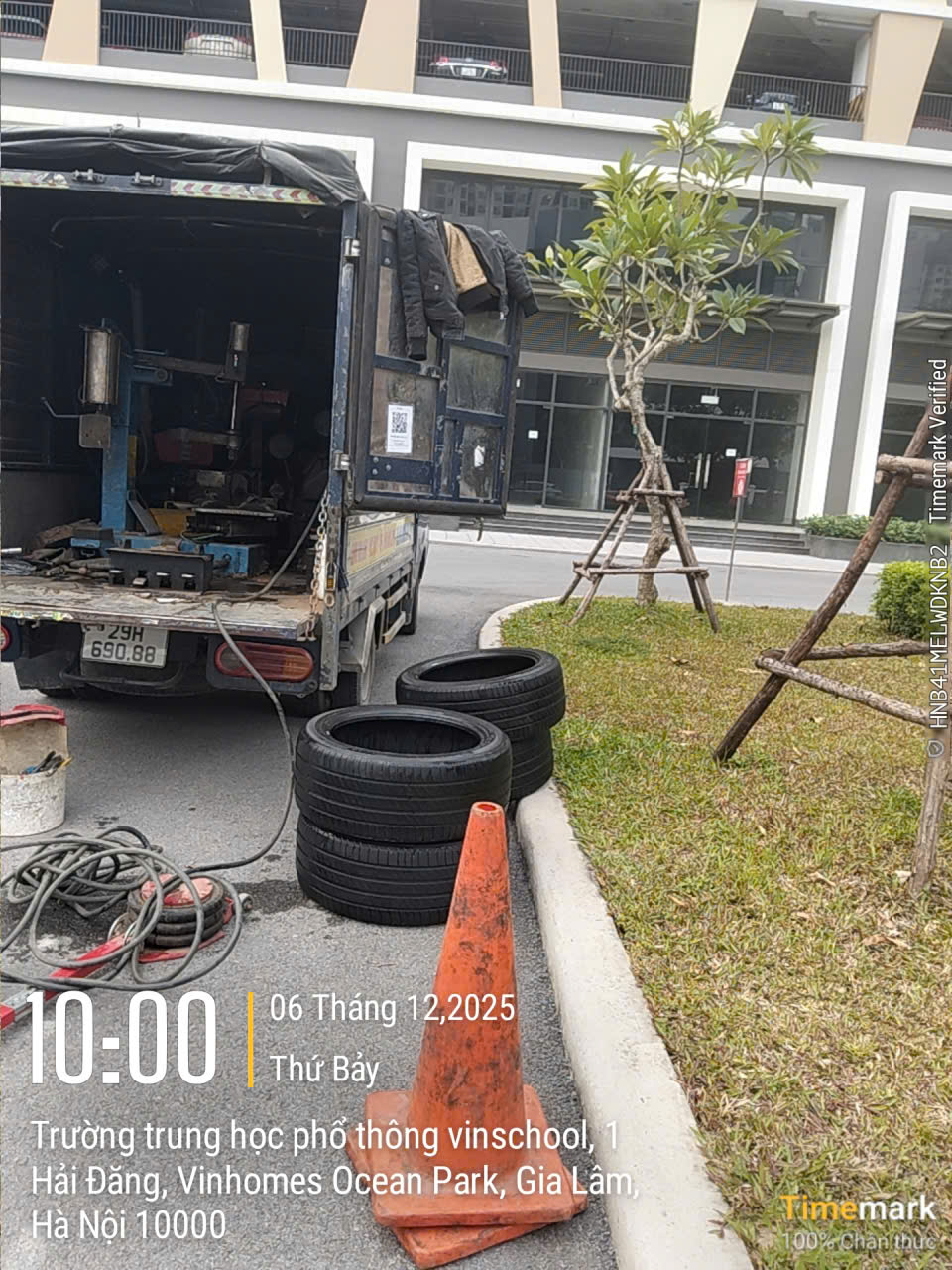 Dịch vụ cứu hộ lốp ô tô Quang Trung – Hà Nội